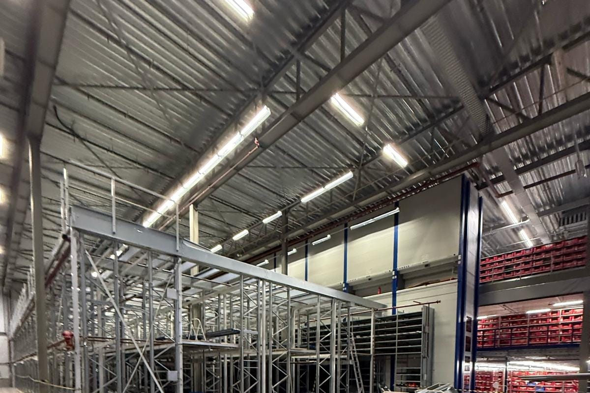 Gedemonteerde staalconstructie en mezzanine in het afgezette werkgebied
