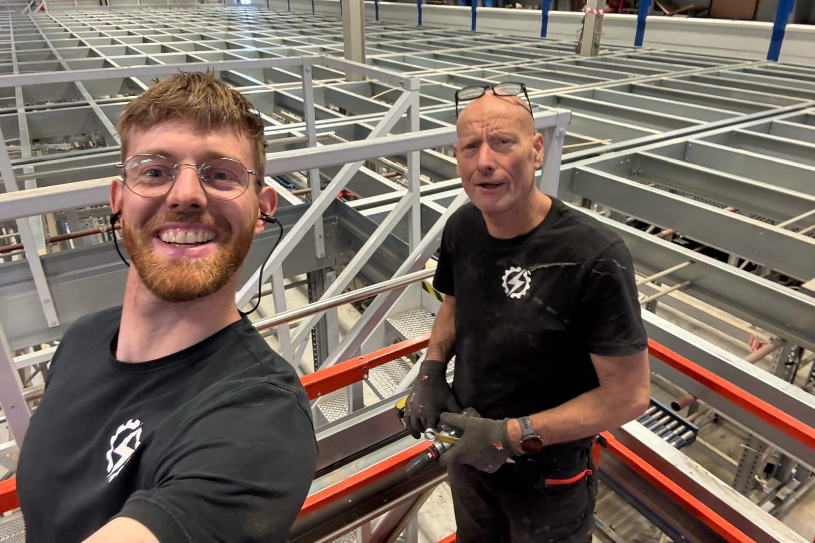 Twee monteurs op de mezzanine tijdens de opbouw van de staalconstructie