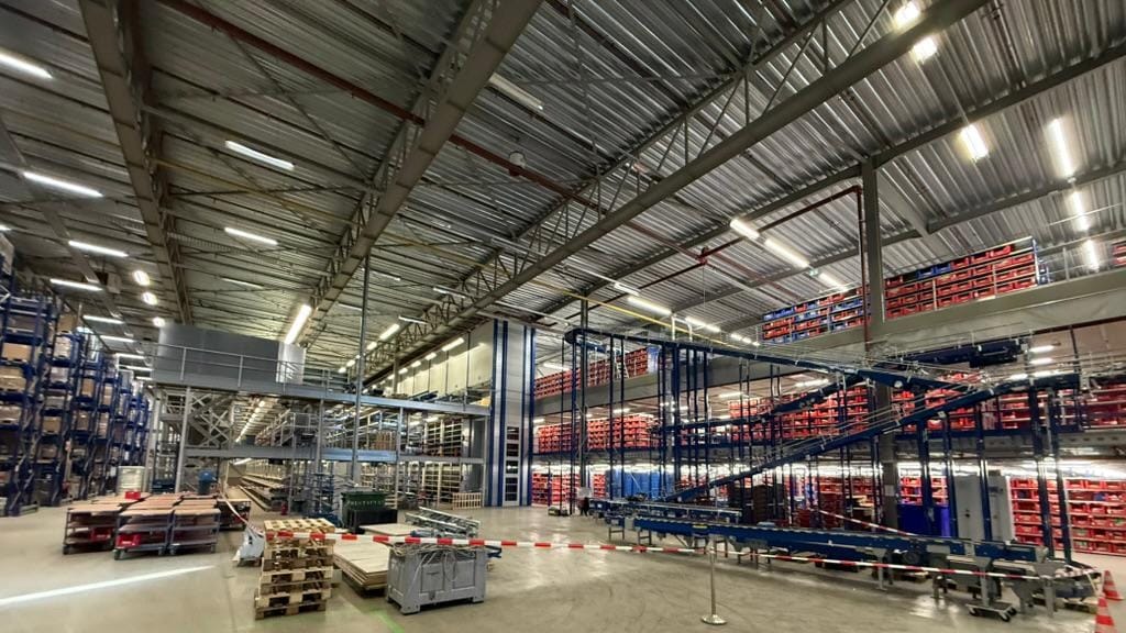 Rollenbanen in een distributiecentrum